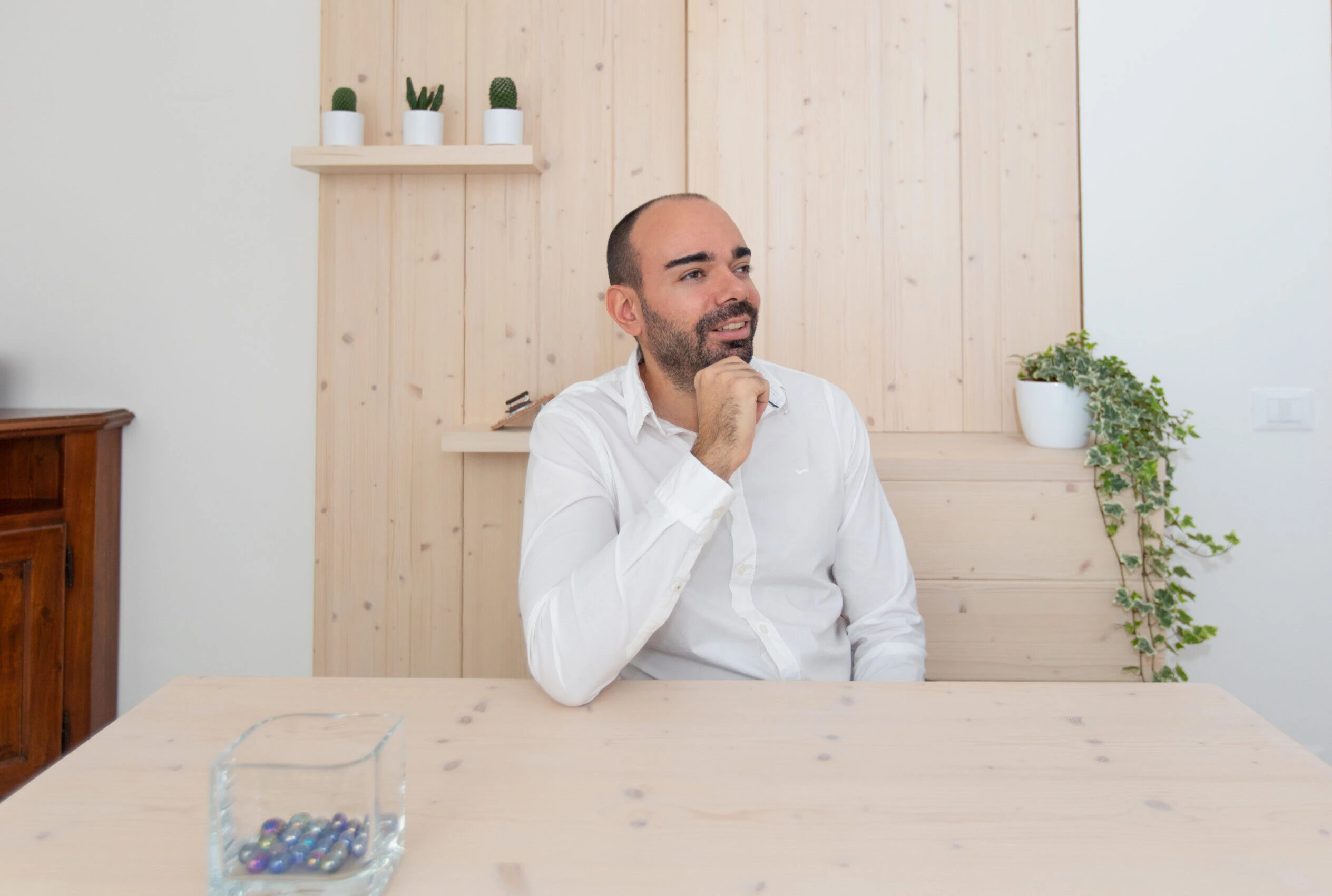 Foto del dottor Nicola Tonidandel nel suo studio